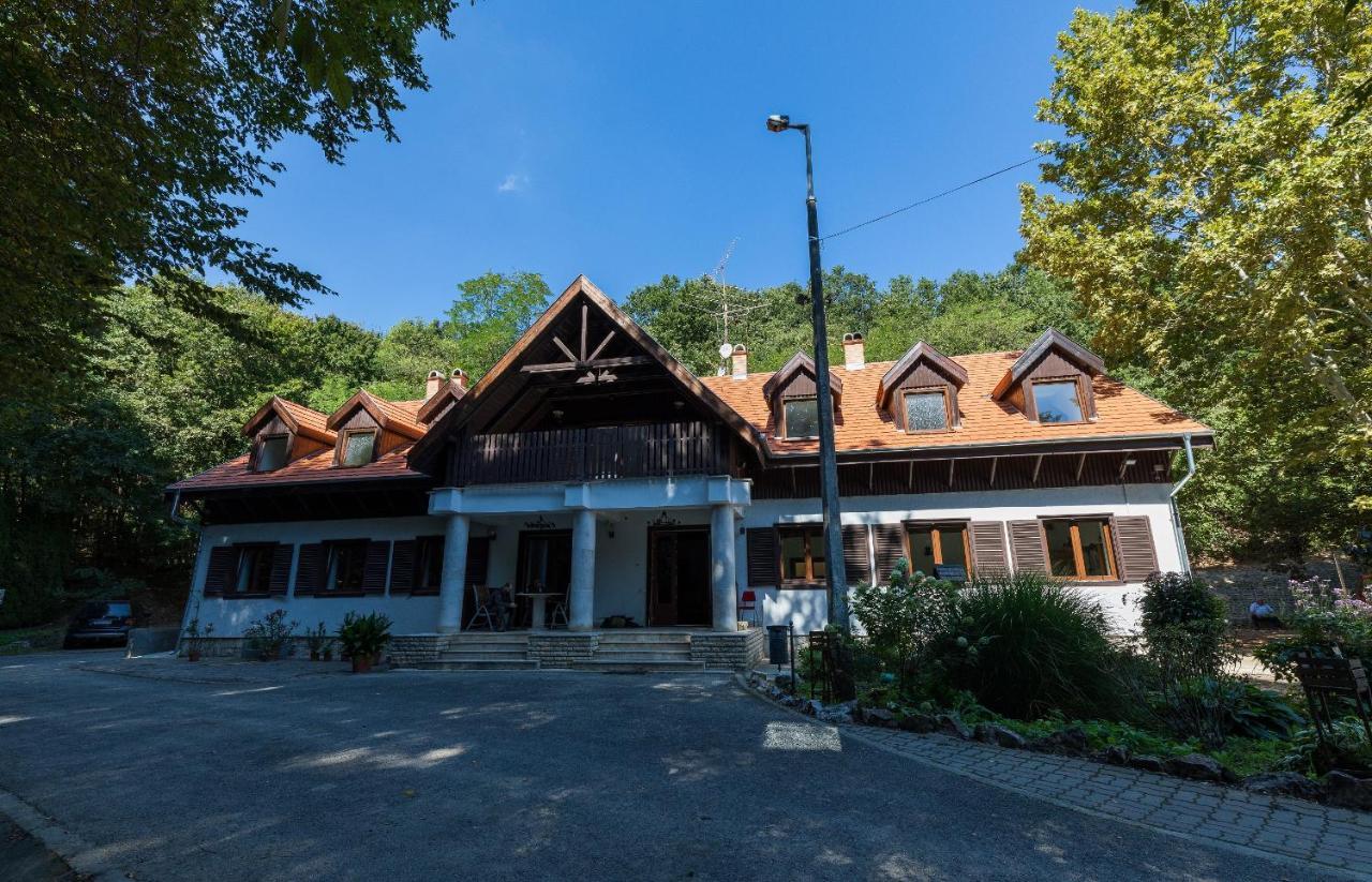 Alsovadacs Vadaszhaz Panzio Bed & Breakfast Sutto Exterior photo
